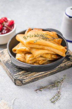 Kahvaltı ya da tatlı için ince krep tarifi (Blini).