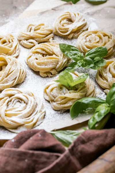 Pasta Alluovo Tagliatelle Fettuccine Bolas Redondas Pasta Cruda Tabla Cortar —  Fotos de Stock