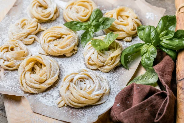 Pasta Alluovo Tagliatelle Fettuccine Palline Rotonde Pasta Cruda Sul Tagliere — Foto Stock