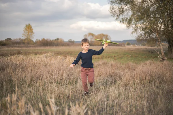 Criança Feliz Brincando Livre Rapaz Joga Avião Criança Sonha Ser — Fotografia de Stock