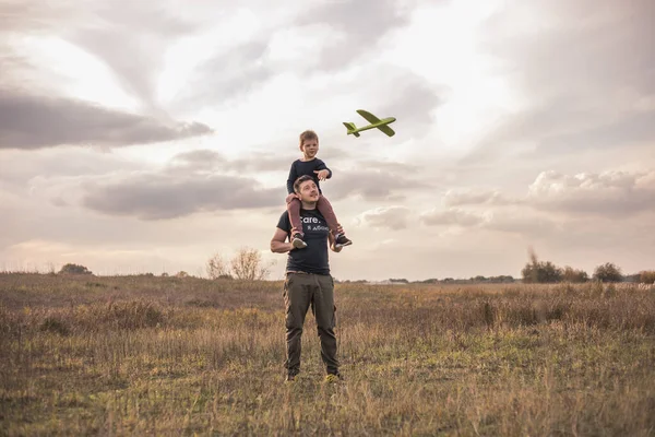 爸爸和儿子在外面玩飞机玩具 童年记忆 — 图库照片