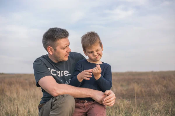 Щасливий Тато Обіймає Сина Фоні Лугу Концепція Батьківсько Синських Відносин — стокове фото