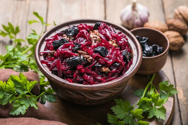 Pancar, kuru erik ve fındıklı Noel salatası.