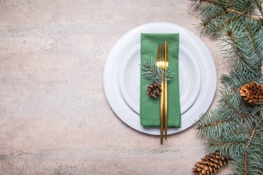 Noel, tatiller ve yemek konsepti. Evde şenlikli bir akşam yemeği için servis edilen masa. Oturma odası ışıklarla ve Noel ağacıyla süslenmiş. Tatil ayarları