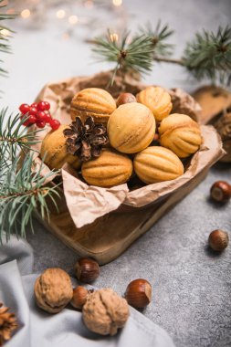 Yılbaşı yemeği. Karamelli karamelli Rus cevizi şekilli Oreshki kurabiyesi. Yakın plan.