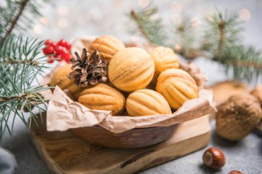Yılbaşı yemeği. Karamelli karamelli Rus cevizi şekilli Oreshki kurabiyesi. Yakın plan.