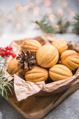 Yılbaşı yemeği. Karamelli karamelli Rus cevizi şekilli Oreshki kurabiyesi. Yakın plan.