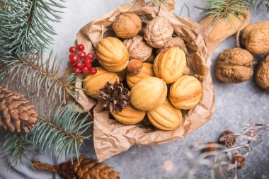Yılbaşı yemeği. Karamelli karamelli Rus cevizi şekilli Oreshki kurabiyesi. Yakın plan.