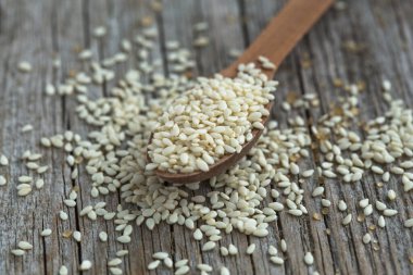 Ahşap zemin üzerinde ham buğday taneleri