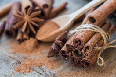 Tarçın çubukları eski masada, yakın çekim.