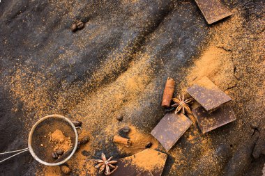 Karanlık arka planda kakao tozu dolu bir hayat