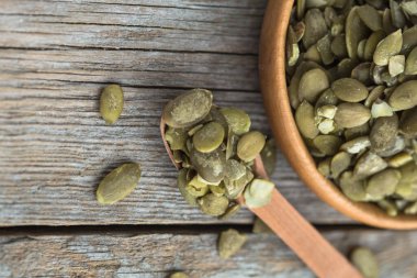 Tahta kasede balkabağı tohumlarının üst görüntüsü