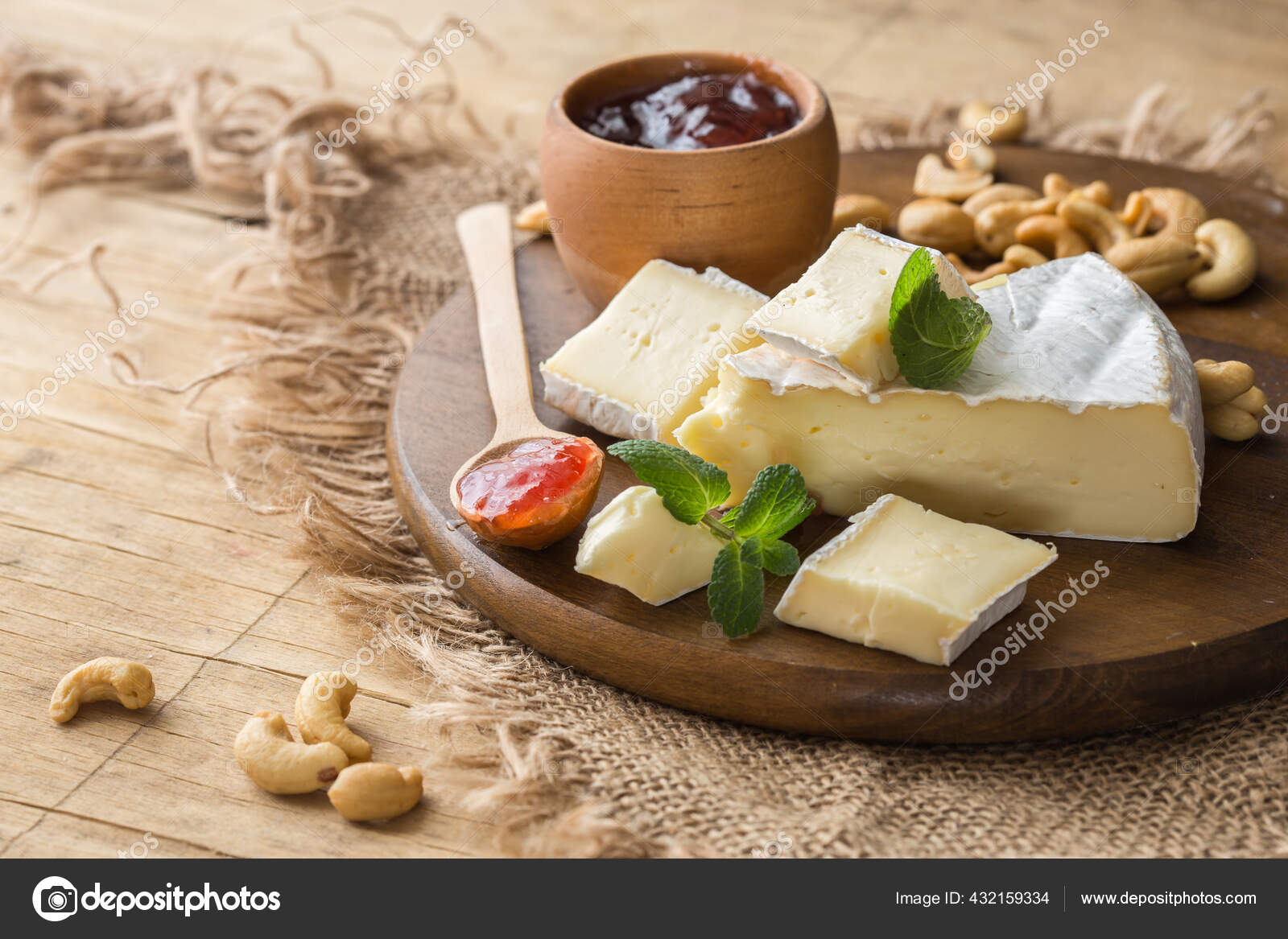 Сыр камамбер с травами