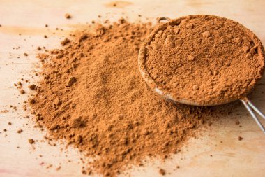 Tahta masaya saçılmış kakao tozu..