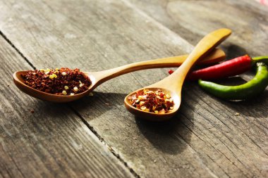 Ahşap kaşıklarda acı biberli baharat yakın çekim