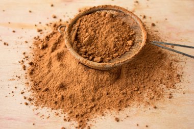 Tahta masaya saçılmış kakao tozu..