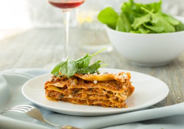 Ev yapımı gevrek lazanya kıymalı bolonez soslu, parmesan peynirli.