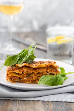 Ev yapımı gevrek lazanya kıymalı bolonez soslu, parmesan peynirli.