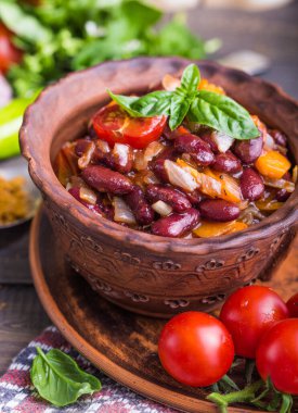 Lobio Gürcistan yemeği, kırmızı fasulye, baharat ve bitkilerle