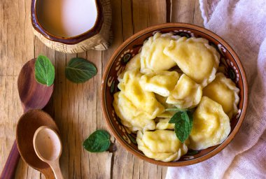 Kömürlü hamur tatlısı hazırlıyorum. geleneksel Ukrayna el yapımı vareniki pierogi yapmak