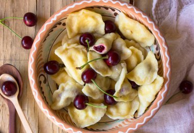 Kömürlü hamur tatlısı hazırlıyorum. geleneksel Ukrayna el yapımı vareniki pierogi yapmak
