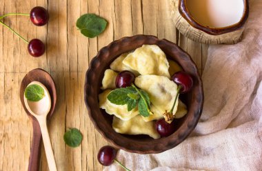 Kömürlü hamur tatlısı hazırlıyorum. geleneksel Ukrayna el yapımı vareniki pierogi yapmak