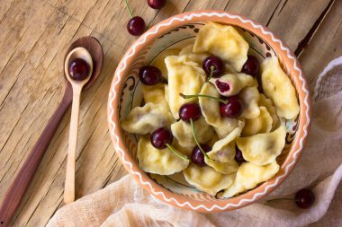 Kömürlü hamur tatlısı hazırlıyorum. geleneksel Ukrayna el yapımı vareniki pierogi yapmak