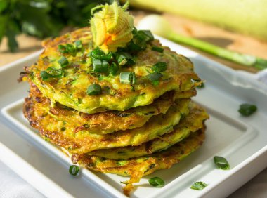 Bir yığın sebzeli kabaklı krep.