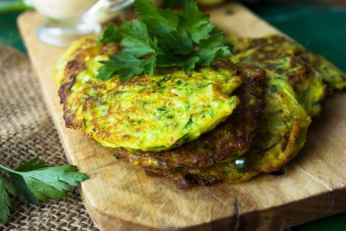 Bir yığın sebzeli kabaklı krep.