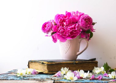 Bir buket pembe şakayık. Düğün davetiyesi ya da Anneler Günü arkaplanı, çiçeklerle çevrili boş alan, 