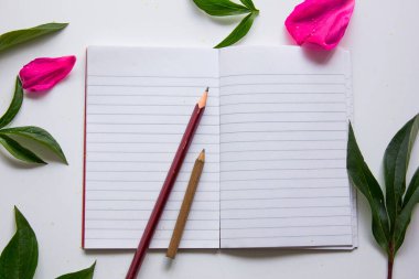 Çiçek desenli beyaz bir arka plan. Çiçekler yapay..