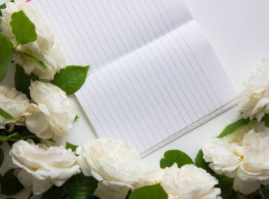 Çiçek desenli beyaz bir arka plan. Çiçekler yapay..