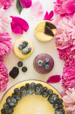 Şenlikli peynirli kekler, sonbahar tatlıları.