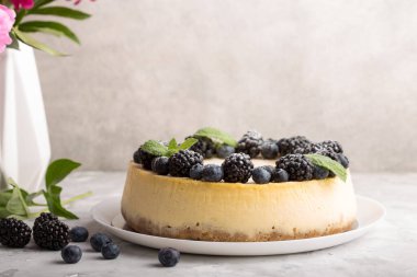 Cheesecake 'in yan görüntüsünü kapat. Sonbahar tatlısı