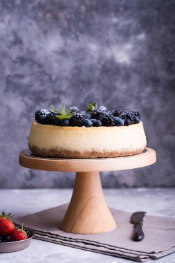 Cheesecake 'in yan görüntüsünü kapat. Sonbahar tatlısı