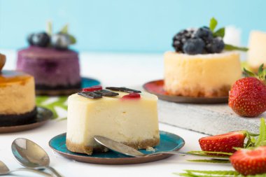 Cheesecake 'in yan görüntüsünü kapat. Sonbahar tatlısı