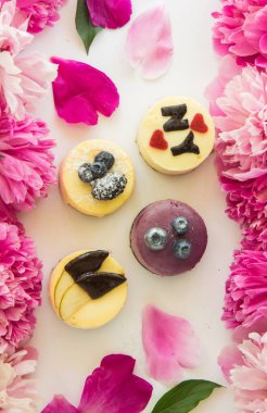 Şenlikli peynirli kekler, sonbahar tatlıları.