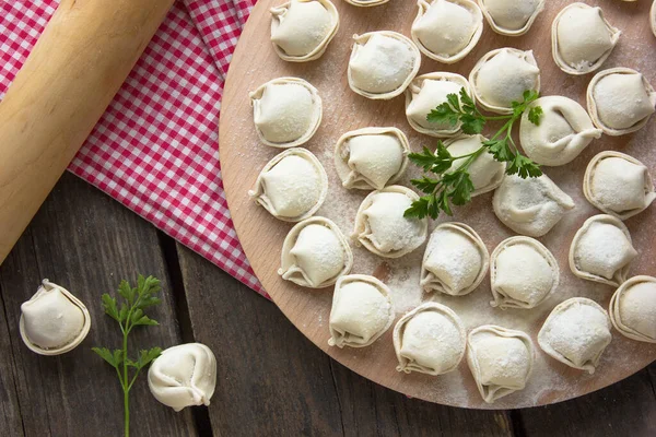 Bolinhos Russos Crus Tábua Corte — Fotografia de Stock