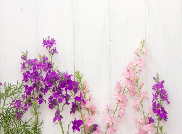 Mooie Bloemen Witte Houten Achtergrond — Stockfoto