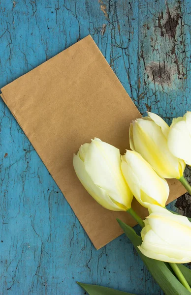 Цветы Рамка Белых Тюльпанов Синем Деревянном Фоне Вид Сверху Пространством — стоковое фото