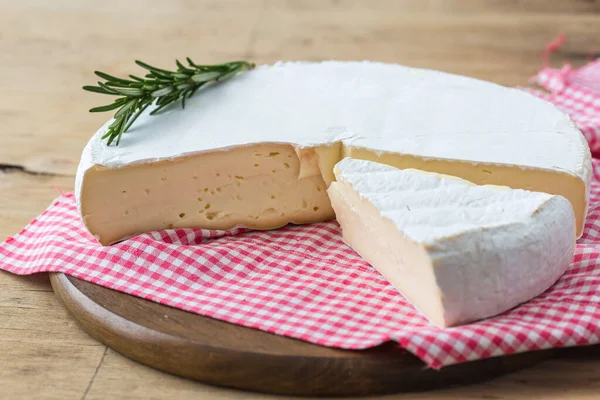 Segmento Queijo Brie Vaca Macia Camembert Francês Sobre Tábua Madeira — Fotografia de Stock