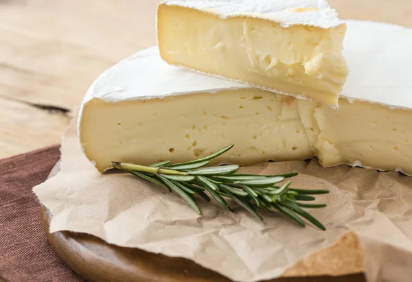 Segment Sýra Brie Nebo Měkké Krávy Francouzský Camembert Dřevěné Desce — Stock fotografie