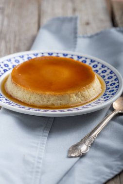 Bir dilim pastayla bir tabağın görüntüsünü kapat 