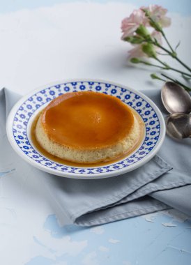 Bir dilim pastayla bir tabağın görüntüsünü kapat 