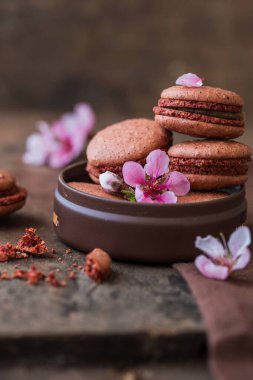 Kahve çekirdekli kurabiyeler ahşap masaya yakın..