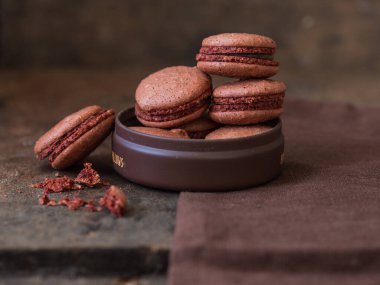 Kahve çekirdekli kurabiyeler ahşap masaya yakın..