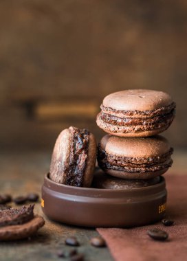 Kahve çekirdekli kurabiyeler ahşap masaya yakın..