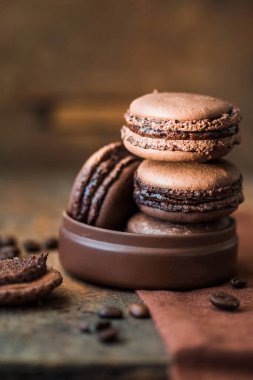 Kahve çekirdekli kurabiyeler ahşap masaya yakın..