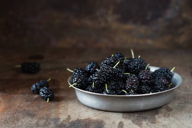 Olgun ve taze böğürtlen meyvesi, sulu dut meyvesi sağlıklı yiyecekler.