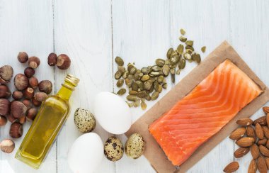 Sağlıklı doymamış yağ, somon balığı, yumurta, zeytin, fındık ve tohum seçimi